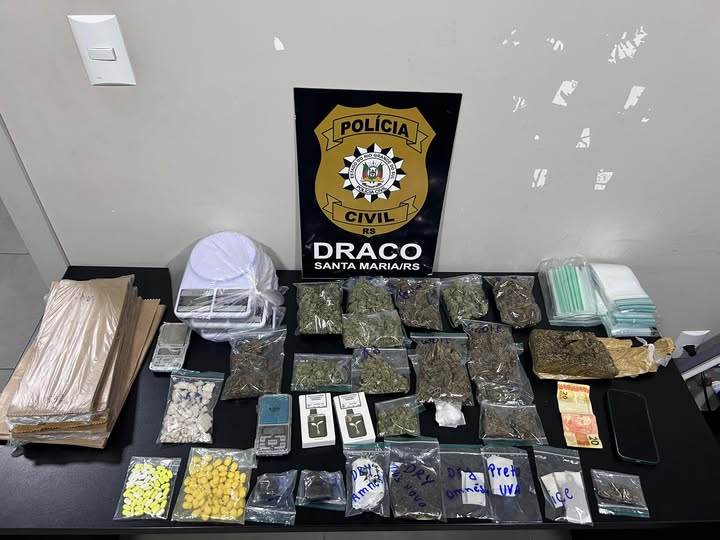 DRACO de Santa Maria prende três pessoas em flagrante e apreende grande quantidade de drogas durante operação policial.