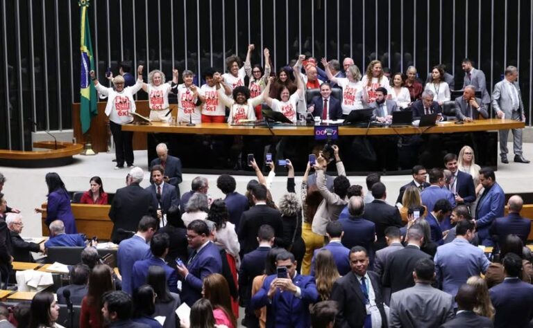 Câmara dos Deputados aprova o fim da escala de trabalho 6×1 e reduz jornada para 40 horas semanais