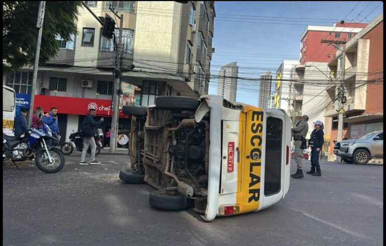 Colisão entre ônibus e van escolar deixa sete crianças feridas em Passo Fundo.