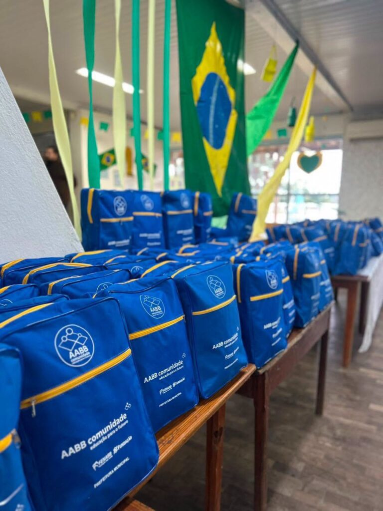 Prefeitura realiza entrega de uniformes do Programa AABB Comunidade