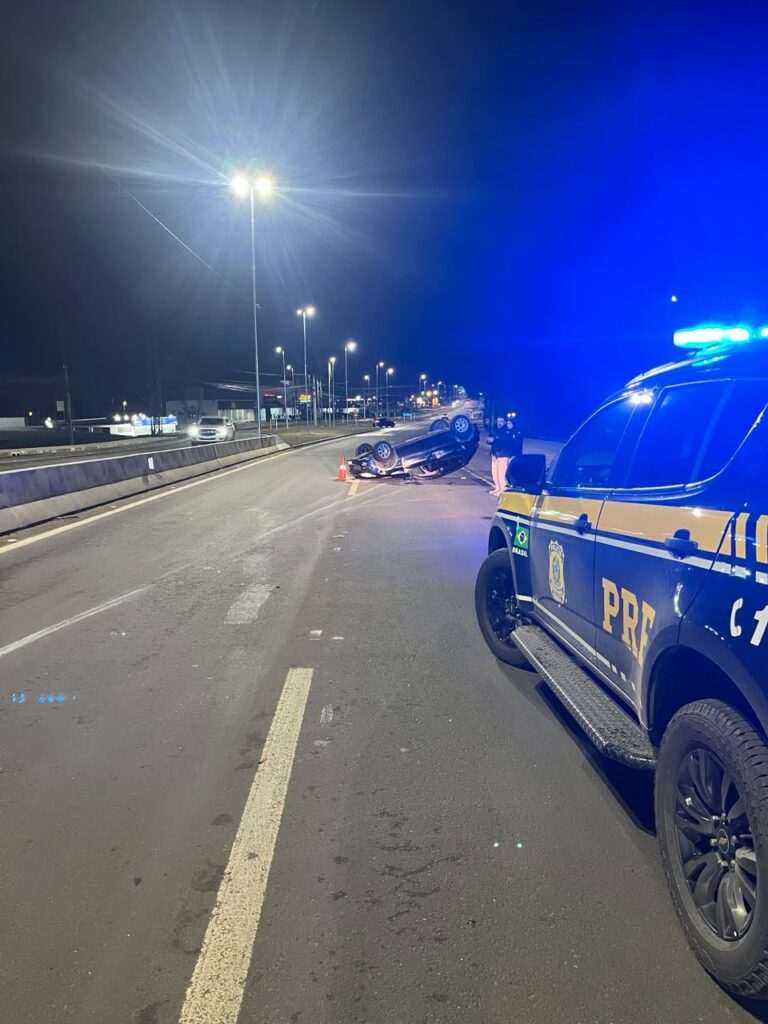 Capotamento na BR-392 em Santa Maria não deixa feridos, mas motorista é autuado por recusa ao bafômetro