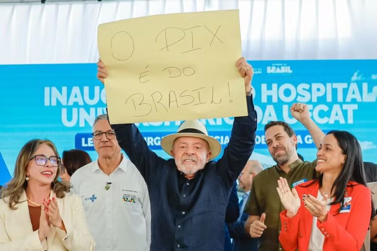 Com cartaz dizendo: “O PIX é do Brasil”, Lula critica tarifaço e diz que aguarda telefonema de Trump