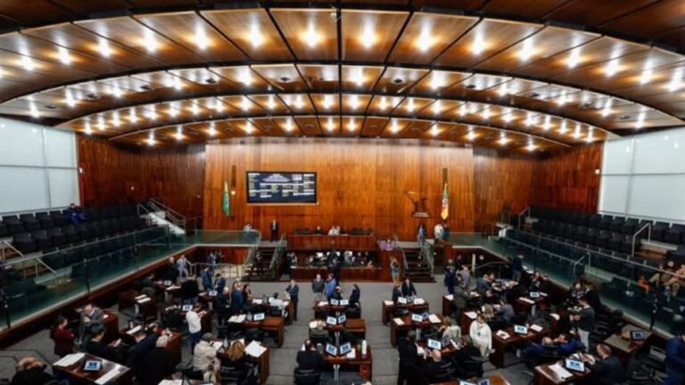 Contratação emergencial de cerca de 2 mil servidores para a educação é aprovada pela Assembleia