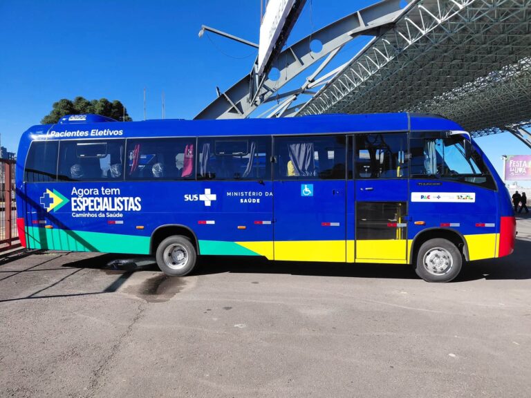 Ministério da Saúde entrega 14 micro-ônibus para ampliar transporte de pacientes do SUS no Rio Grande do Sul. São Sepé foi contemplado com uma unidade.