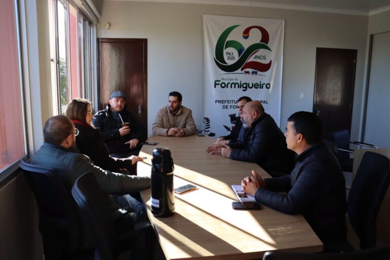 Regularização fundiária é tema de reunião na Prefeitura de Formigueiro