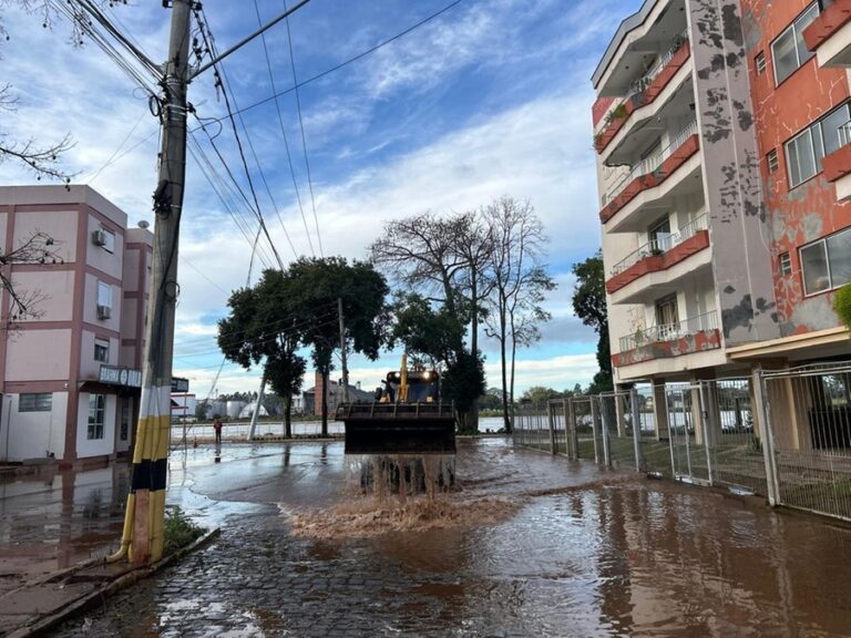 Rio Taquari começa a baixar e permite limpeza de ruas e vias em diversas cidades do RS