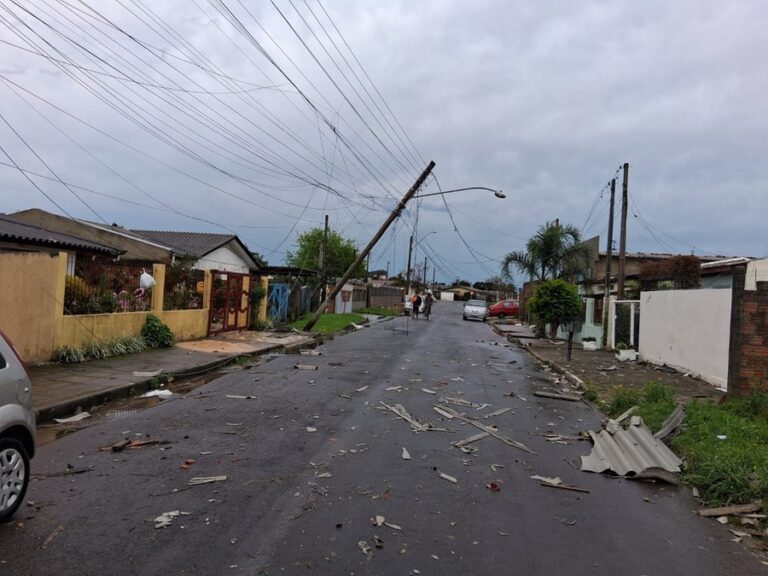 Forte temporal deixa mais de 210 casas destelhadas e derruba postes em Osório
