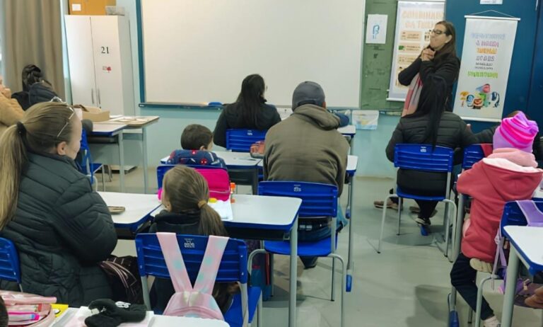 Escola Valmarath promove oficina para fortalecer a parceria entre família e escola no processo de alfabetização