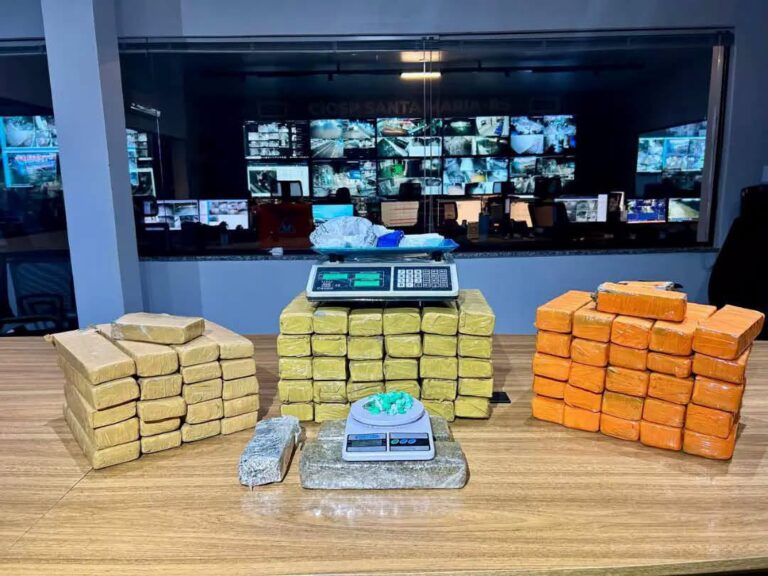 Polícia prende militar do Exército com mais de 50 kg de maconha e 800 g de cocaína em pensão no Bairro São José em Santa Maria.