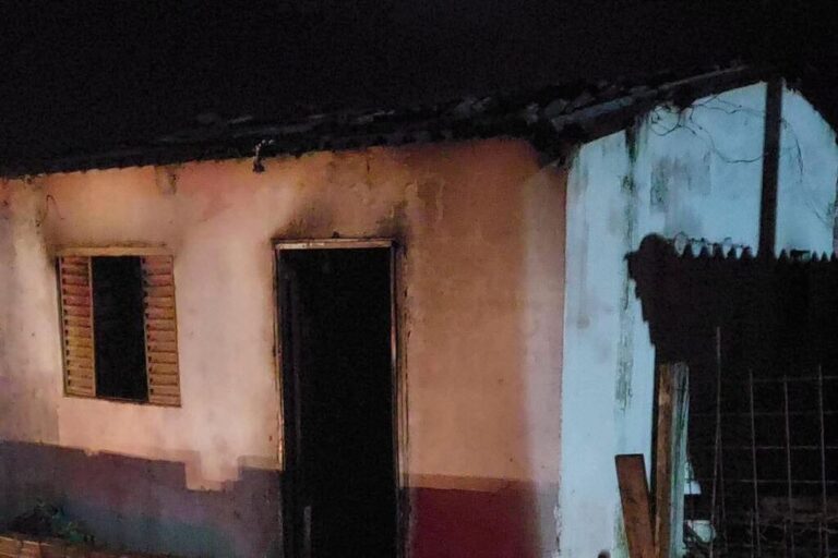 Incêndios em duas casas mobilizam bombeiros no Bairro Caiçara, em Agudo