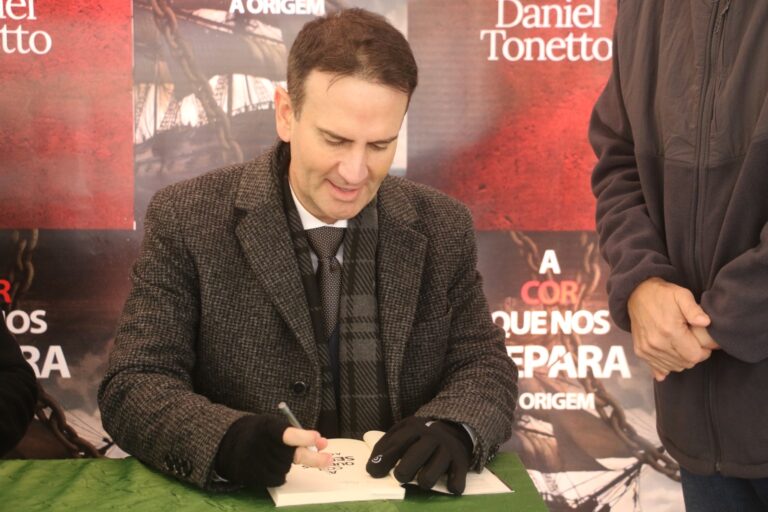 Lançamento de livro de escritor sepeense Daniel Tonetto reúne leitores por 12 horas para sessão de autógrafos e vende 1.556 exemplares em um dia durante feira no RS