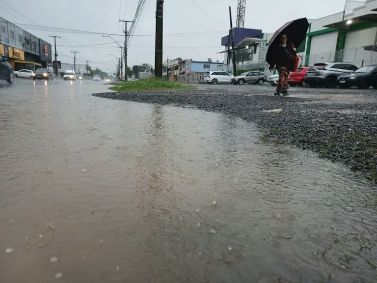 Chuva deixa quatro desaparecidos em Caxias do Sul; entre eles, uma criança e um adolescente