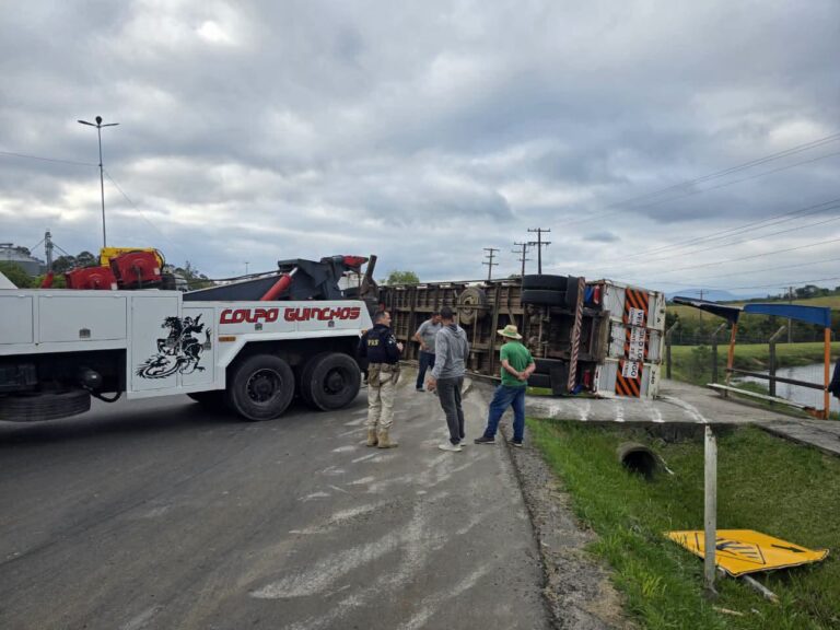 Caminhão boiadeiro tomba na BR-392 próximo ao acesso do Frigorífico Silva