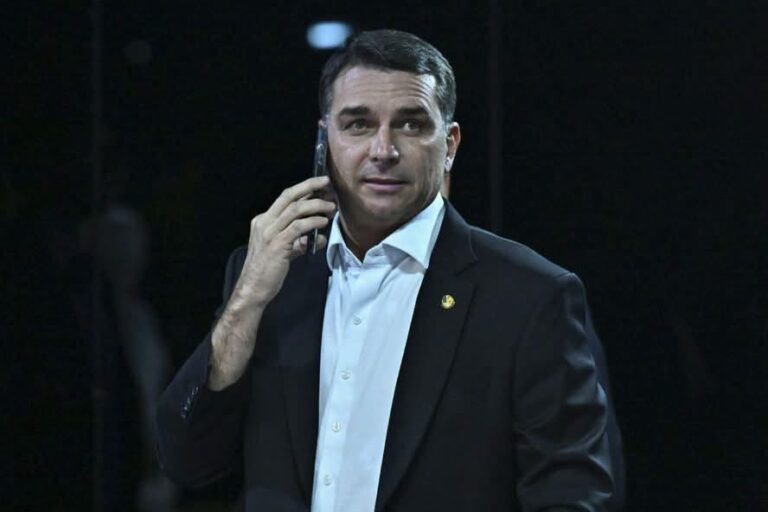 Flávio Bolsonaro é intimado pela PF para entregar passaporte por determinação de Moraes